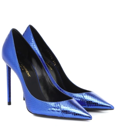 Saint Laurent Zoe 105 Metallic Snakeskin Pumps In Blue