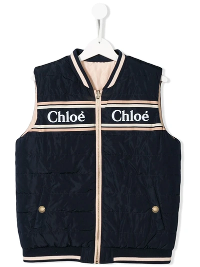Chloé Teen Padded Logo Print Gilet Jacket In Blu