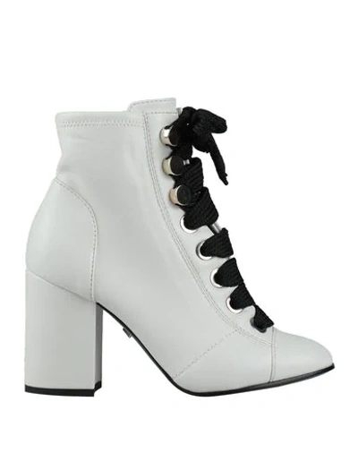 Greymer Ankle Boots In White