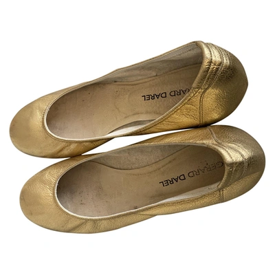 Pre-owned Gerard Darel Leather Ballet Flats In Gold