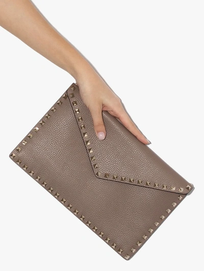 Valentino Garavani Valentino Brown Garavani Rockstud Leather Envelope Clutch Bag In Grey