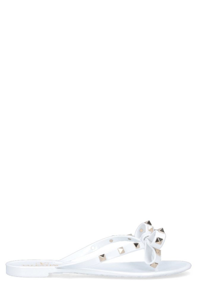 Valentino Garavani Rockstud Rubber Thong Sandals In Bianco