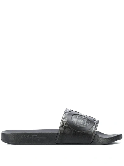 Ferragamo Groove Signature Logo Pool Slide Sandals In Schwarz