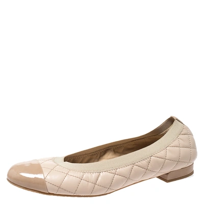 Pre-owned Stuart Weitzman Beige Quilted Leather And Patent Cap Toe Scrunch Ballet Flat Size 38.5