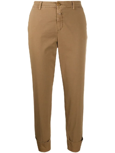 Closed Cropped Cargo Trousers In Brown
