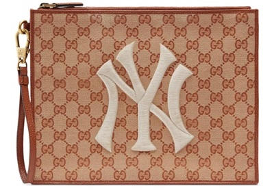 Pre-owned Gucci Ny Yankees Patch Pouch Gg Beige/brick Red