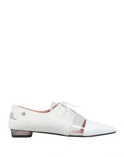 Manila Grace Lace-up Shoes In White