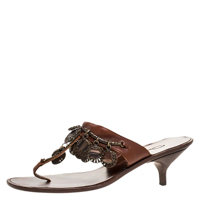 Pre-owned Oscar De La Renta Brown Leather Charm Embellished Kitten Heel Sandals Size 37.5