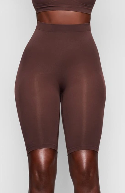 Skims Sculpting Above The Knee Shorts In Cocoa