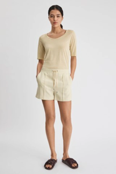 Filippa K Kelly Short In Faded Yellow