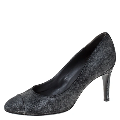 Pre-owned Chanel Metallic Distressed Textured Suede Cc Cap Toe Pumps Size 40.5 In Black