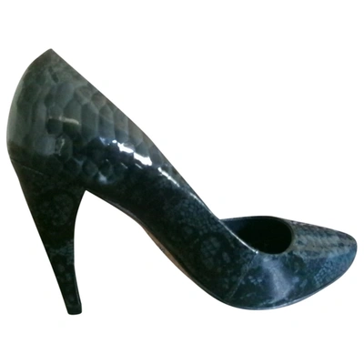 Pre-owned Schutz Patent Leather Heels In Grey
