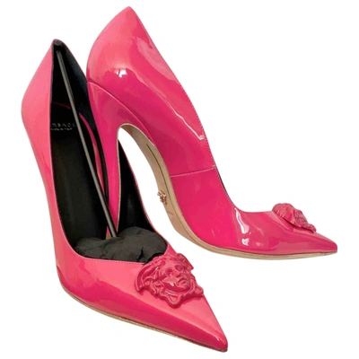 Pre-owned Versace Patent Leather Heels In Pink