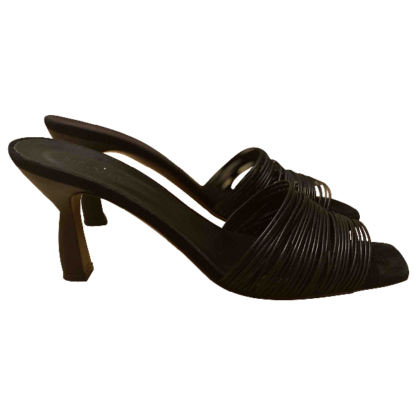 neous flat sandals