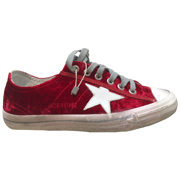 golden goose with red star