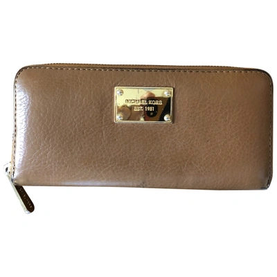 Pre-owned Michael Kors Leather Wallet In Camel