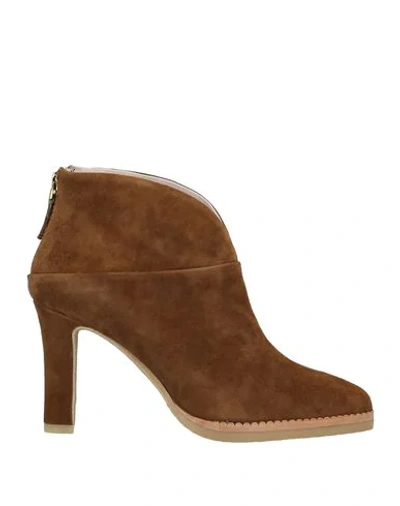 Lola Cruz Ankle Boots In Brown