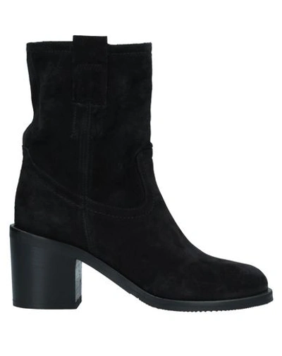 Lemaré Ankle Boots In Black