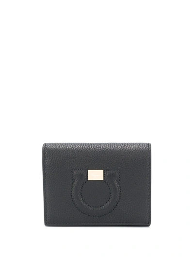 Ferragamo Embossed Gancini Motif Grainy Wallet In Black