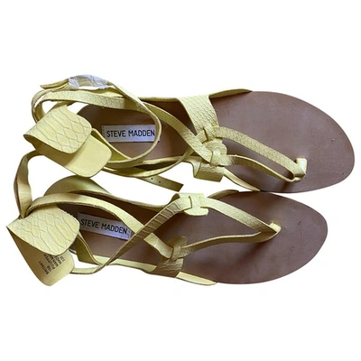 Pre-owned Steve Madden Leather Flip Flops In Yellow