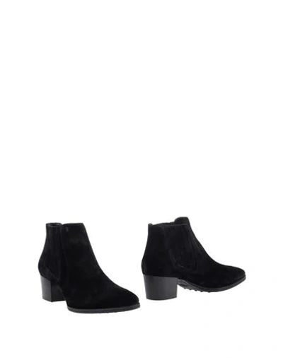 Tod's Ankle Boots In Black