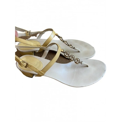 Pre-owned Gucci Patent Leather Flip Flops In Beige
