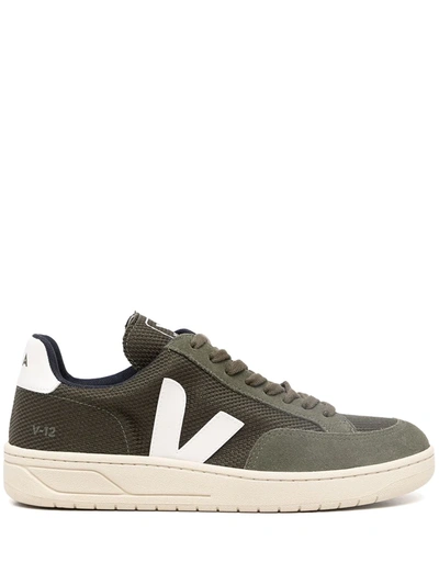 Veja Baskets V-12 En Matériaux Recyclés In Olive White