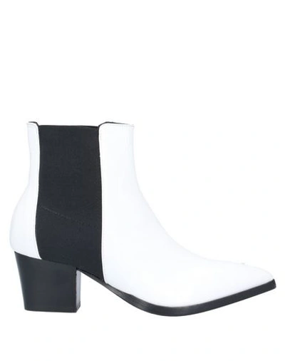 Lemaré Ankle Boots In White