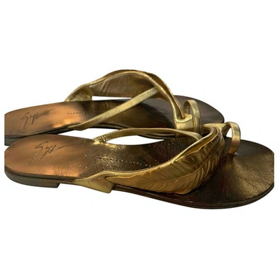 Pre-owned Giuseppe Zanotti Patent Leather Flip Flops In Gold