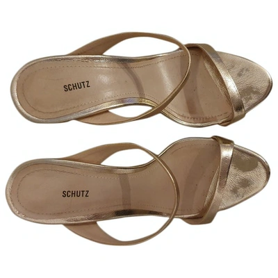 Pre-owned Schutz Gold Leather Sandals