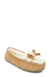 Minnetonka Cosi Faux Shearling Slipper In Cinnamon Suede