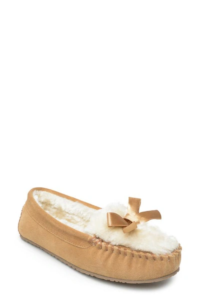 Minnetonka Cosi Faux Shearling Slipper In Cinnamon Suede