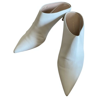 Pre-owned Stuart Weitzman Leather Mules & Clogs In White