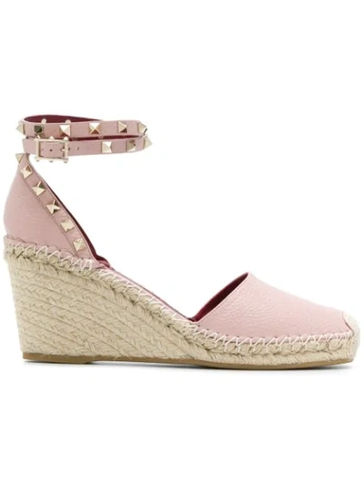 Valentino Garavani Rockstud 85mm Wedge Sandals In Pale Pink
