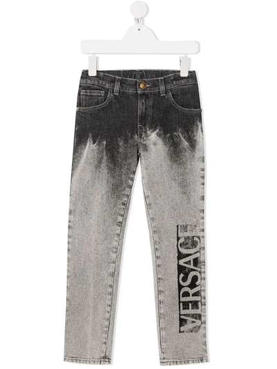 Young Versace Teen Logo Light-wash Jeans In Grey