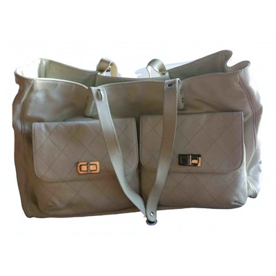 Pre-owned Chanel 2.55 Leather Handbag In Ecru