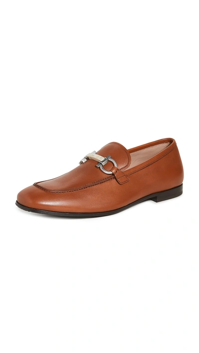 Ferragamo Side Buckle Leather Loafers In Cuoio