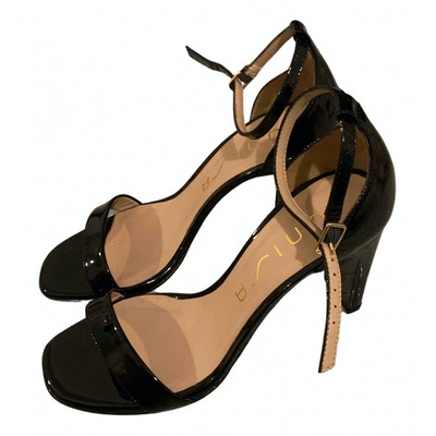 Pre-owned Unisa Patent Leather Sandals In Black