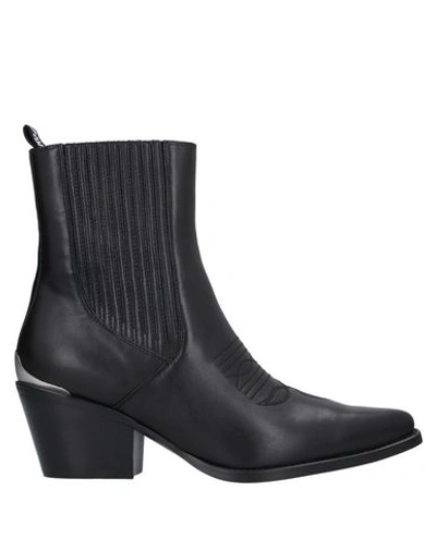 Lola Cruz Texan Ankle Boots In Black Leather
