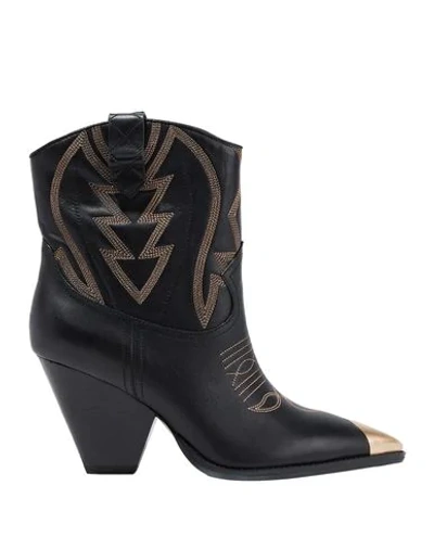 Lola Cruz Ankle Boots In Black