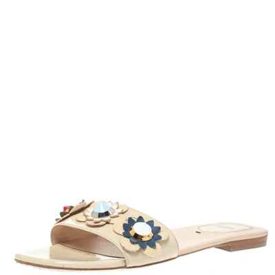 Pre-owned Fendi Cream Patent Leather Flower Studded Flat Slides Size 39