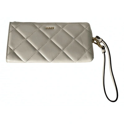 Pre-owned Dkny Leather Wallet In White