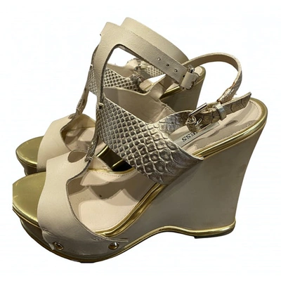 Pre-owned Guess Leather Sandal In Beige
