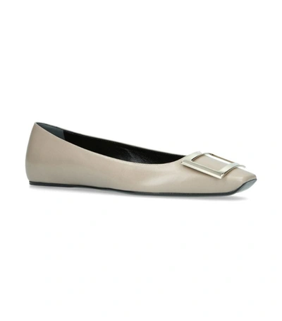 Roger Vivier Leather Quadrata Trompette Flats In Beige