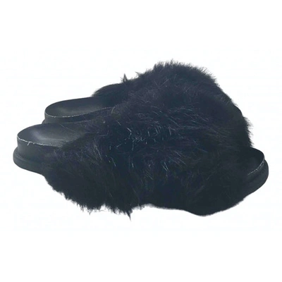 Pre-owned Topshop Tophop  Black Faux Fur Sandals