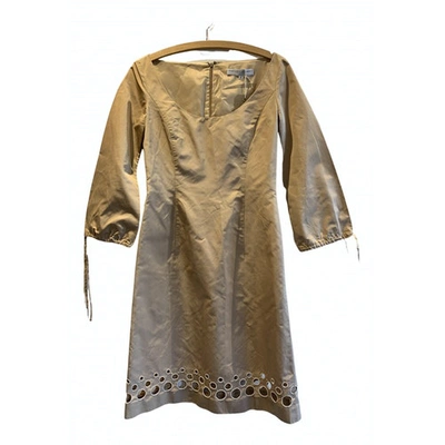 Pre-owned Carolina Herrera Silk Mid-length Dress In Beige