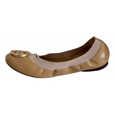 Pre-owned Tory Burch Patent Leather Flats In Beige