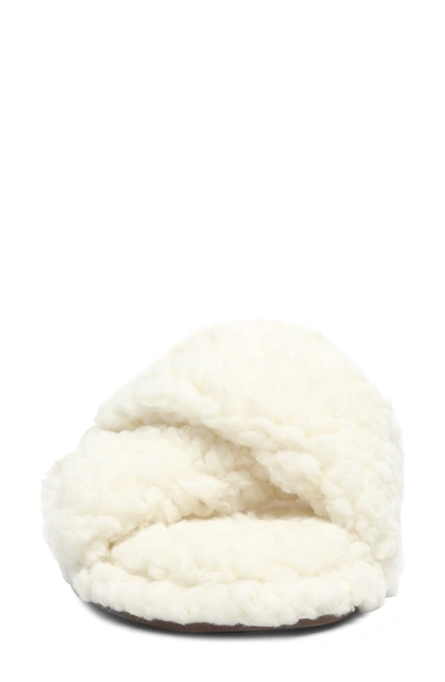 Schutz Dynora Faux Shearling Slippers In Areia