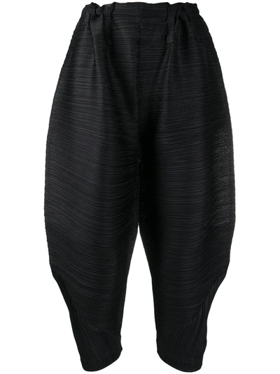 Issey Miyake Cropped Ruched Trousers In Black