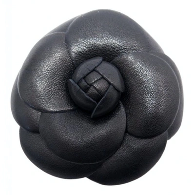 Pre-owned Chanel Camélia Black Leather Pins & Brooches